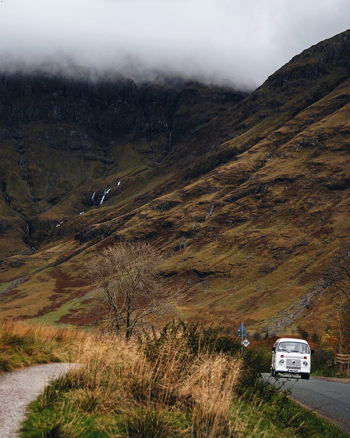 Van blanc sur la route à Glencoe, en Écosse