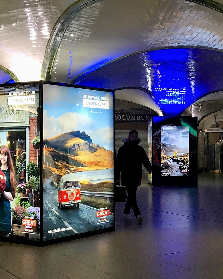 Campagne Visit Britain : affichage en gare de Saint Lazare, Paris, France